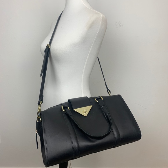 Topshop Handbags - Topshop Black Leather Crossbody Purse